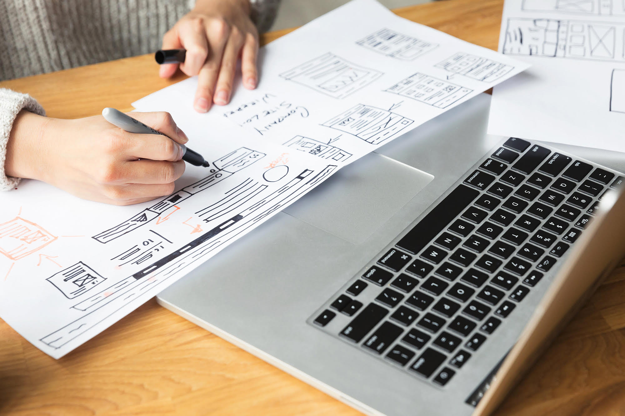 Les wireframes permettent de définir les zones et les composants d'une page internet avant la réalisation de son design.